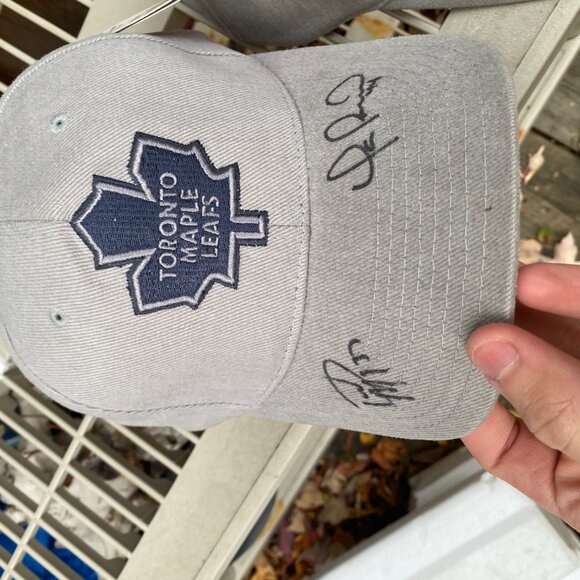2X AUTOGRAPHED SIGNED Toronto Maple Leafs Hats BNWT Svoboda MacLean Darby Yanic - Picture 5 of 9